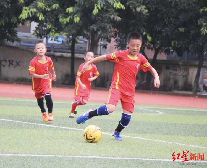 足球场上球员斗志昂扬，为荣誉而战